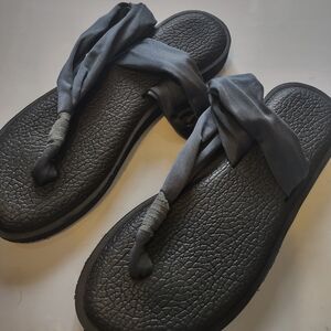 Yoga women's shoes size 6.5us